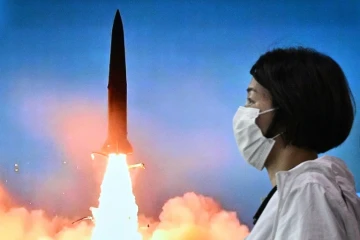 Un écran géant dans une gare de Séoul diffuse des images d'un essai de missile nord-coréen, le 5 juin 2022