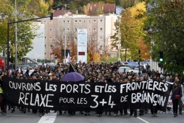 Des manifestants réclament la relaxe des "sept de Briançon" à Gap, le 8 novembre 2018 au premier jour de leur procès