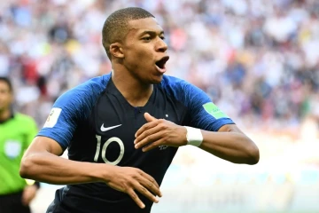 Kylian Mbappé exulte après avoir marqué le 4e but français contre l'Argentine, en 8es de finale de la Coupe du monde, le 30 juin 2018 à Kazan  