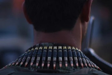 Un membre des forces de sécurité afghanes arrive sur les lieux d'un attentat à Kaboul le 7 août 2015