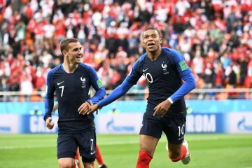 Antoine Griezmann (à g.) et Kylian Mbappe (à dr.)qui vient de marquer face au Pérou à Iékatérinbourg, le 21 juin 2018 en phase de groupes de la Coupe du Monde en Russie