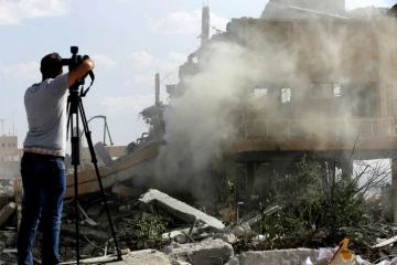 Le régime syrien a organisé le 14 avril 2018 une visite guidée à destination des journalistes d'un site frappé la nuit précédentes par des les Etats-Unis, la France et la Grande-Bretagne, à Barzeh