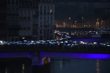 Environ 2.000 personnes réunies pour une "chaîne humaine lumineuse" de deux kilomètres, en soutien aux prisonniers basques, le 9 janvier 2021 à Bayonne