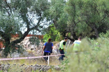 Des enquêteurs fouillent les décombres de la maison où des suspects ont planifié un projet d'attentat, le 20 août 2017 à Alcanar (Espagne) 