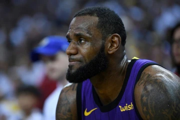 Lebron James des Los Angeles Lakers, blessé, se repose sur le banc, lors du match contre les Golden State Warriors en NBA, le 25 décembre 2018 à Oakland