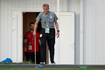 Le sélectionneurr de l'Uruguay Oscar Tabarez arrive au stade de Sotchi pour diriger une séance d'entraînement, le 29 juin 2018