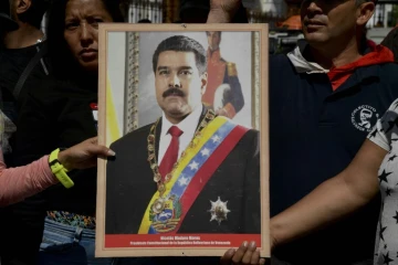 Des partisans du président vénézuélien Nicolas Maduro exhibent son portrait à Caracas, le 7 janvier 2019. 
