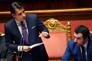 Le nouveau chef du gouvernement italien Giuseppe Conte (G) devant les sénateurs à Rome, le 5 juin 2018
