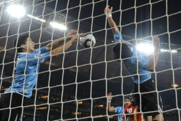 L'attaquant Luis Suarez arrête un ballon de la main contre le Ghana, lors du Mondial-2010 à Soweto