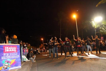 Samedi 1er octobre 2011 - Kudoro géant au marché de nuit de Saint-Denis en attendant le début du Kaloo bang (Photo image.re)