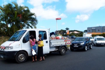 Mercredi 12 octobre 2011 - L'ARCP mène une opération de sensibilisation sur les prix des carburants et du gaz à la station Total de Sainte-Marie