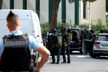 Des policiers devant la synagogue de la Grande-Motte après une attaque, le 24 août 2024 dans l'Hérault