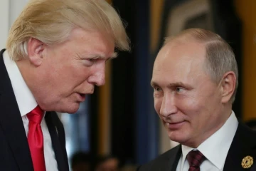 Le président américain Donald Trump discute avec son homologue Vladimir Poutine, lors du sommet de l'APEC à Danang, au Vietnam, le 11 novembre 2017