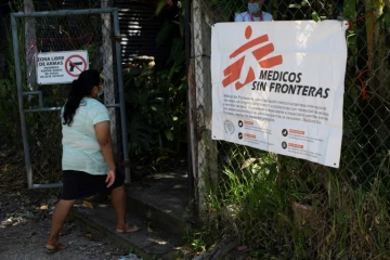 Une habitante du quartier 1 de Diciembre va consulter le dispensaire de Médecins sans Frontières à Soyapango, le 30 juillet 2020