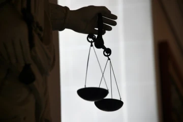 Un professeur de mathématiques de 31 ans va être jugé lundi à Fontainebleau (Seine-et-Marne) pour avoir entretenu pendant plusieurs mois une relation sexuelle avec une collégienne de 14 ans qui avait été son élève.