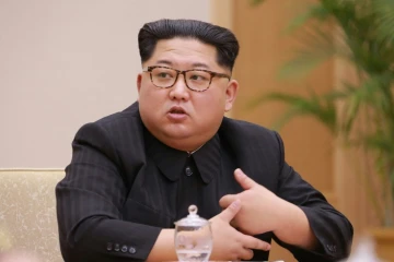 Photo du dirigeant nord-coréen Kim Jong Un prise lors d'une réunion du Bureau politique le 9 avril 2018 fournie par l'agence officielle nord-coréenne KCNA