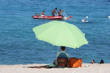 Installation de filets sur la plage de Boucan-Canot