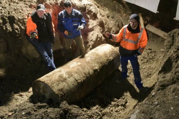 Une équipe de déminage après la découverte d'une bombe datant de la 2e Guerre mondiale désamorcée  à Augsbourg, dans le sud de l'Allemagne, le 25 décembre 2016
