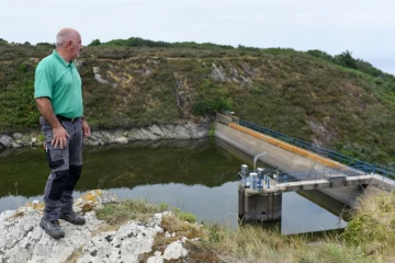 Le conseiller municipal Victor Da Silva devant la réserve d'eau, à Groix, département du Morbihan, le 21 juin 2022