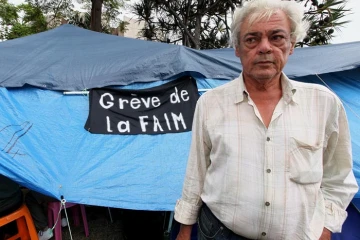 Samedi 7 janvier 2012 - Jules Bénard se met en grève de la faim devant le conseil général à Saint-Denis pour soutenir les ex salariés de l'Arast (Photo image-réunion pour www.ipreunion.com)