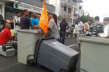 Mardi 10 janvier 2012 - Saint-Denis - Les pompiers grévistes bloquent la circulation devant le siège du service départemental d'incendie et de secours
