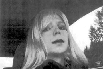 Bradley Manning portant perruque et maquillage, avant son changement de genre pour devenir Chelsea