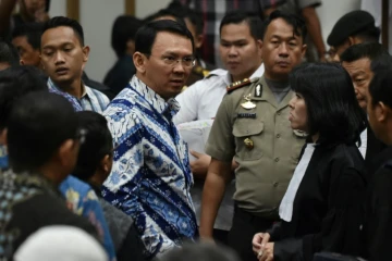 Le gouverneur de Jakarta Basuki Tjahaja Purnama parle à ses avocats après avoir été condamné à deux ans de prison pour blasphème envers l'islam à Jakarta le 9 mai 2017