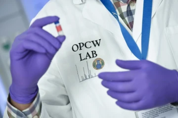 Un technicien de laboratoire à l'Organisation pour l'interdiction des armes chimiques, à la Haye, aux Pays-Bas, le 20 avril 2017