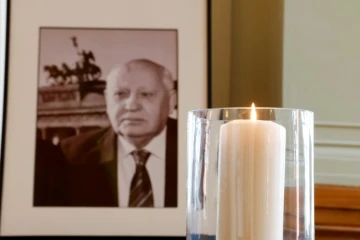 Un portrait de Mikhail Gorbatchev à l'hôtel de ville de Berlin le 1er septembre 2022