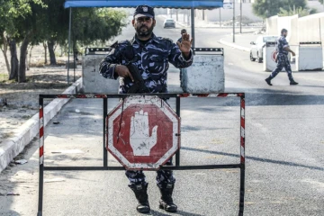Des membres des forces de sécurité loyales au mouvement palestinien Hamas postés à un check-point, dans le sud de la bande de Gaza, le 28 août 2019