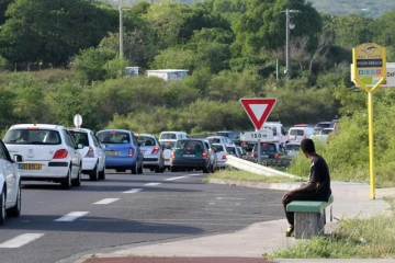 Mardi 14 Février 2012

 Embouteillages dans l'ouest suite au blocage de la circulation sur le rond  point de Savannah