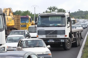 Mardi 14 Février 2012

 Embouteillages dans l'ouest suite au blocage de la circulation sur le rond  point de Savannah
