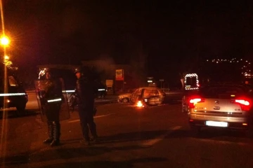 Jeudi 23 février 2012 - La Rivière des Galets (le Port) - Des manifestants ont incendié des voitures sur la chaussée