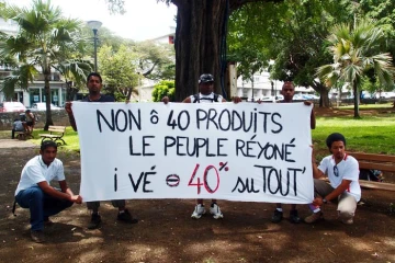 Mardi 28 février 2012 - Une dizaine de personnes manifeste devant la préfecture contre la vie chère (photo Samia Omarjee)