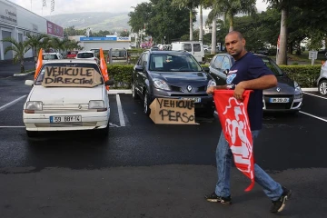 Vendredi 20 avril 2012 - Grève à la concession Automobiles Réunion (Renault) du Chaudron (Saint-Denis)