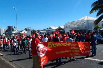 Mardi 24 avril 2012 - Manifestation du secteur automobile devant la concession Cotrans au Chaudron (photo Samia Omarjee)
