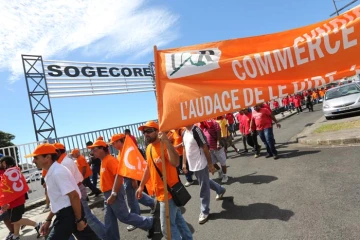 Mardi 24 avril 2012 - Manifestation du secteur automobile devant la concession Sogecore