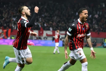 Les attaquants de Nice Amine Gouri (g) et Justin Kluivert lors du match contre Marseille en quart de finale de Coupe de France, le 9 février 2022 à Nice