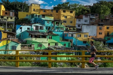 Le bidonville d'El Pesebre, quartier pauvre et violent de Medellin, en Colombie, orné de l'immense fresque multicolore de l'artiste français Tarik Bouanani, le 19 juin 2017