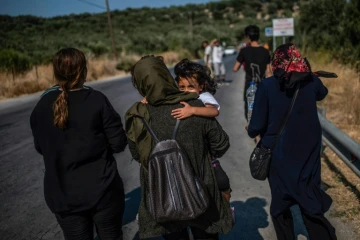 Des migrants près du camp de réfugiés de Moria, sur l'île grecque de Lesbos, le 1er septembre 2019