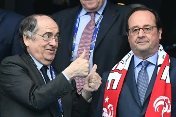 Le président de la FFF Noël Le Graët avec François Hollande, le 3 juillet 2016 lors du quart de finale de l'Euro-2016 entre la France et l'Islande au Stade de France