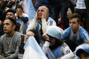 Les supporters argentins effondrés à Buenos Aires après la défaite face à la France à Kazan en 8e de finale du Mondial le 30 juin 2018