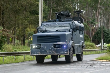 Un véhicule blindé de la gendarmerie lors d'une opération pour dégager une route près d'une commune au Mont-Dore, le 12 juillet 2024 en Nouvelle-Calédonie