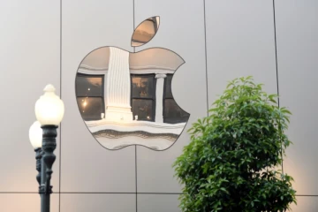 Le logo d'Apple sur le mur d'un magasin de la marque américaine d'électronique à San Francisco, le 22 septembre 2017.