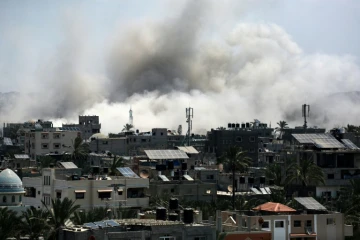 De la fumée s'élève à la suite d'une frappe israélienne à Deir el-Balah, dans le centre de la bande de Gaza, le 27 juillet 2024