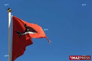 Flamme rouge avertissant de la présence de requins (Photo archives Imaz Press Réunion)