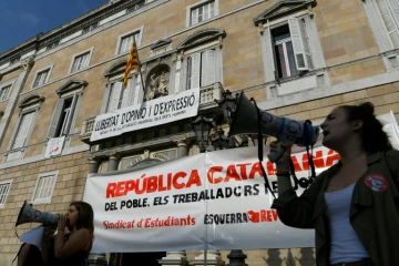Des manifestants indépendantistes déploient une banderole réclamant une "république catalane" à Barcelone le 14 octobre 2019