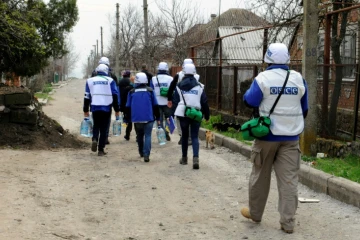 Des membres de l'OSCE en mission dans les environs de Marioupol en Ukraine, le 14 avril 2015