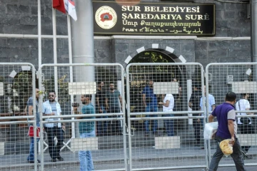 Une opération de la police turque dans un bâtiment de la municipalité le 11 septembre 2016 à Diyarbakir