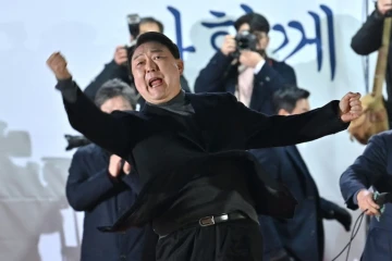 Le candidat de droite à la présidentielle sud-coréenne Yoon Suk-yeol pendant son meeting de clôture de campagne, le 8 mars 2022 à Séoul
